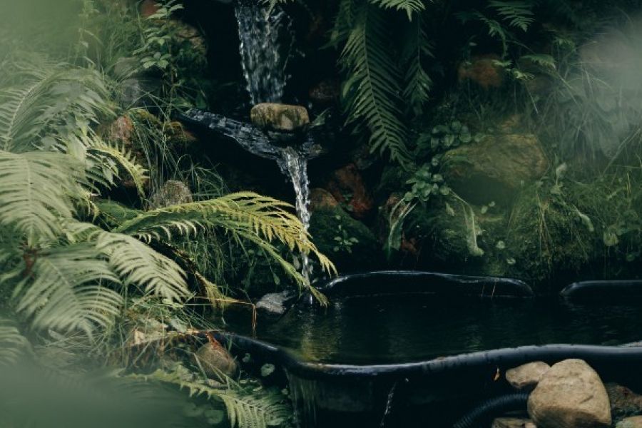 Outdoor water feature with flowing water design